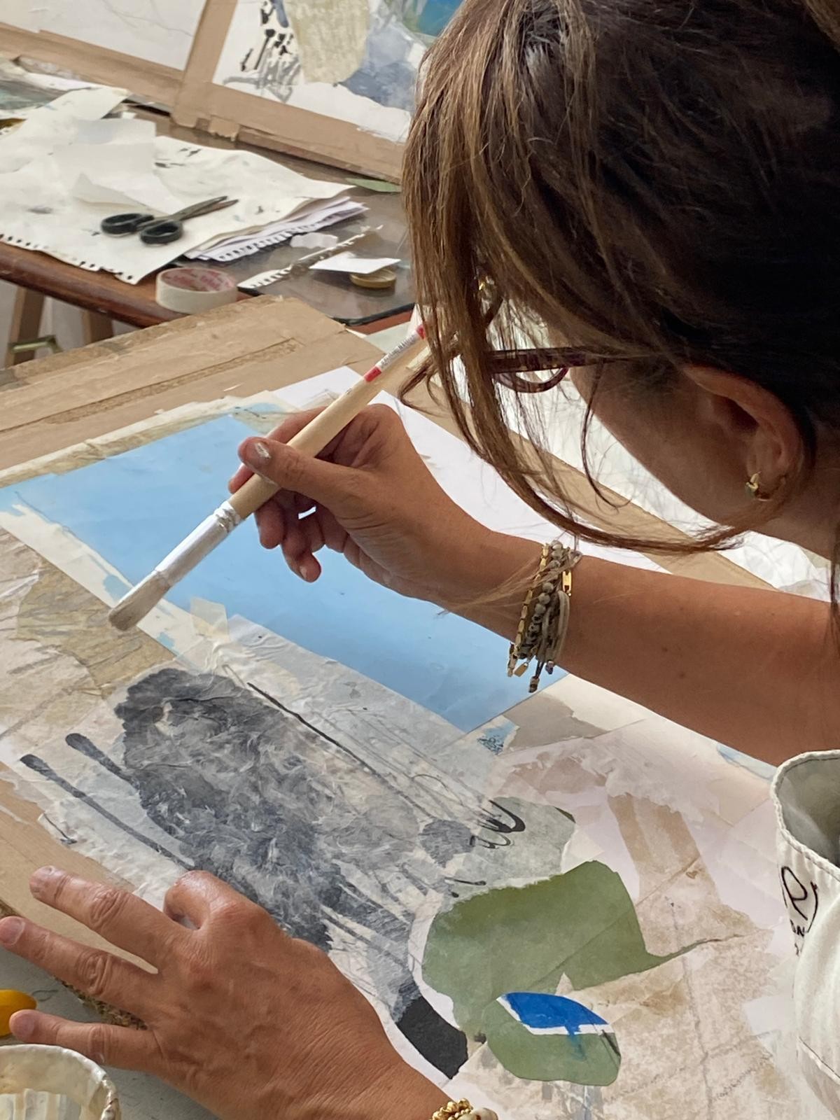 Marie-France Gély au travail dans son atelier de création