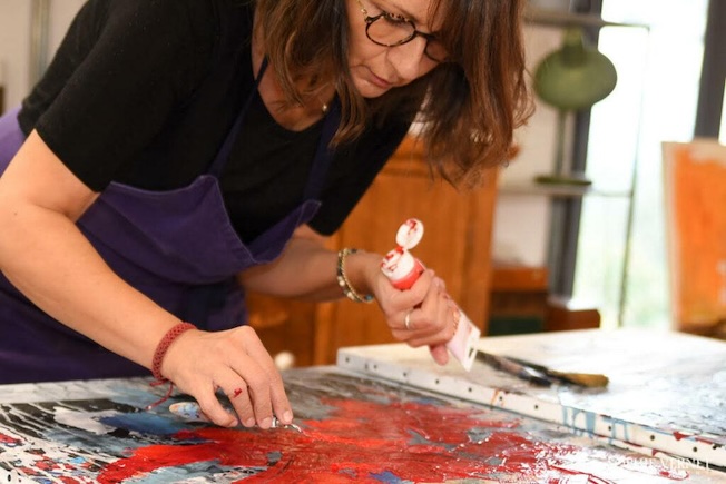 Marie-France Gély dans l'atelier, expérimentation des matières et affirmation d'une vocation